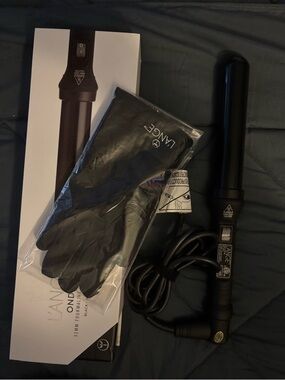 Lange Black 32 MM Tourmaline Curling Wand with Heat-Resistant Glove